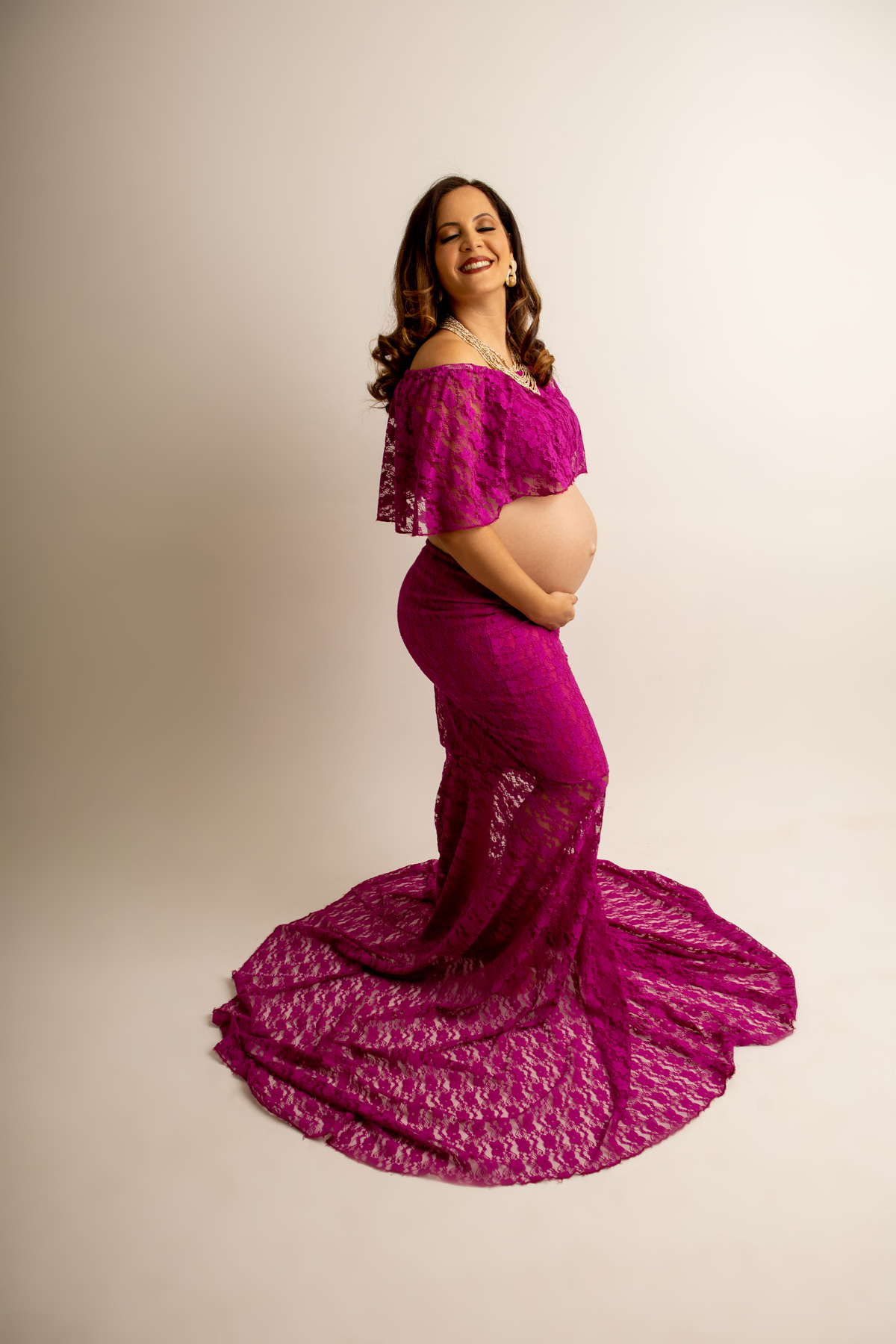 gestante de lado segurando a barriga