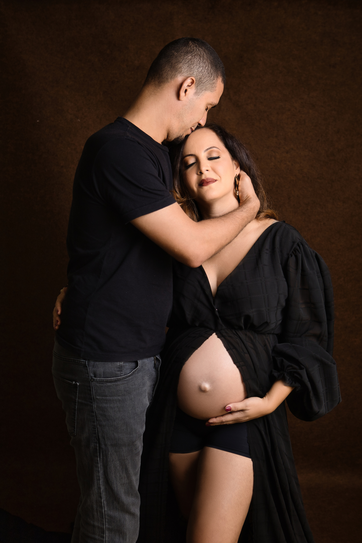 mamãe e papai se abraçando de olhos fechados