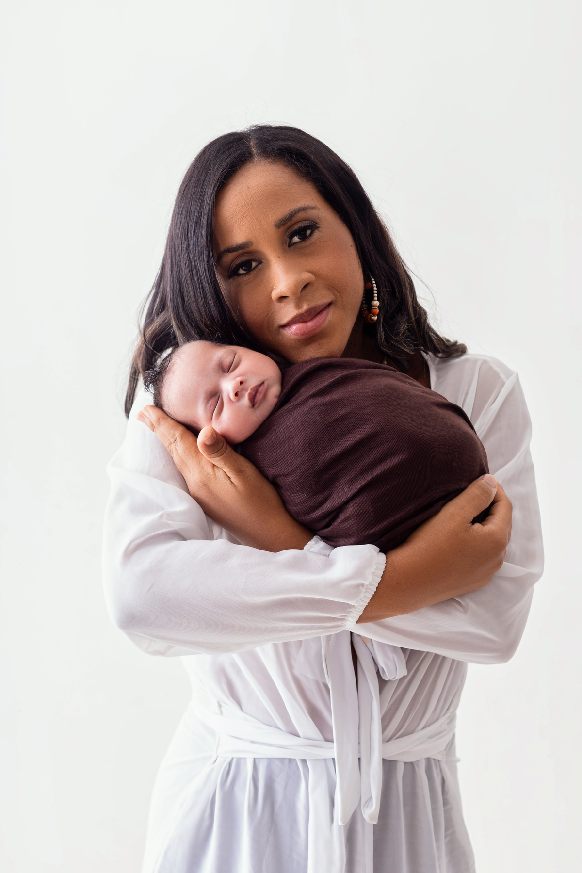 mamãe abraçando seu bebê enroladinho