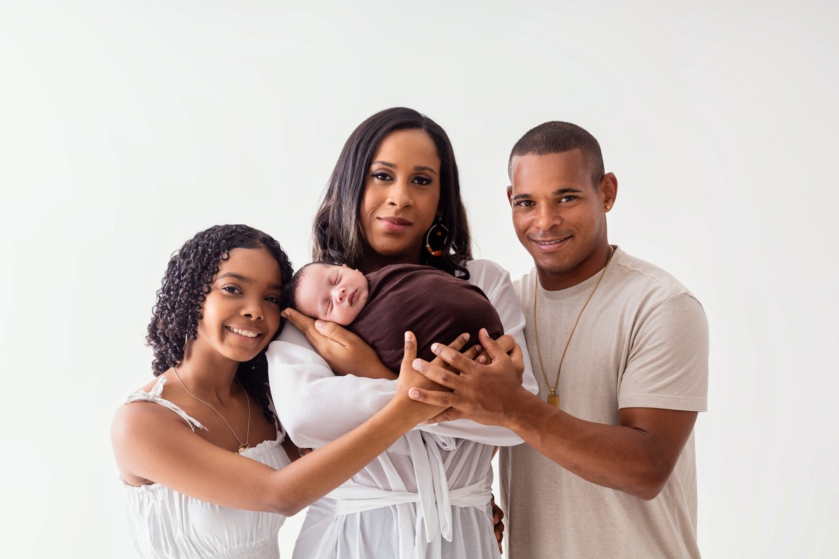 família ao redor do bebê