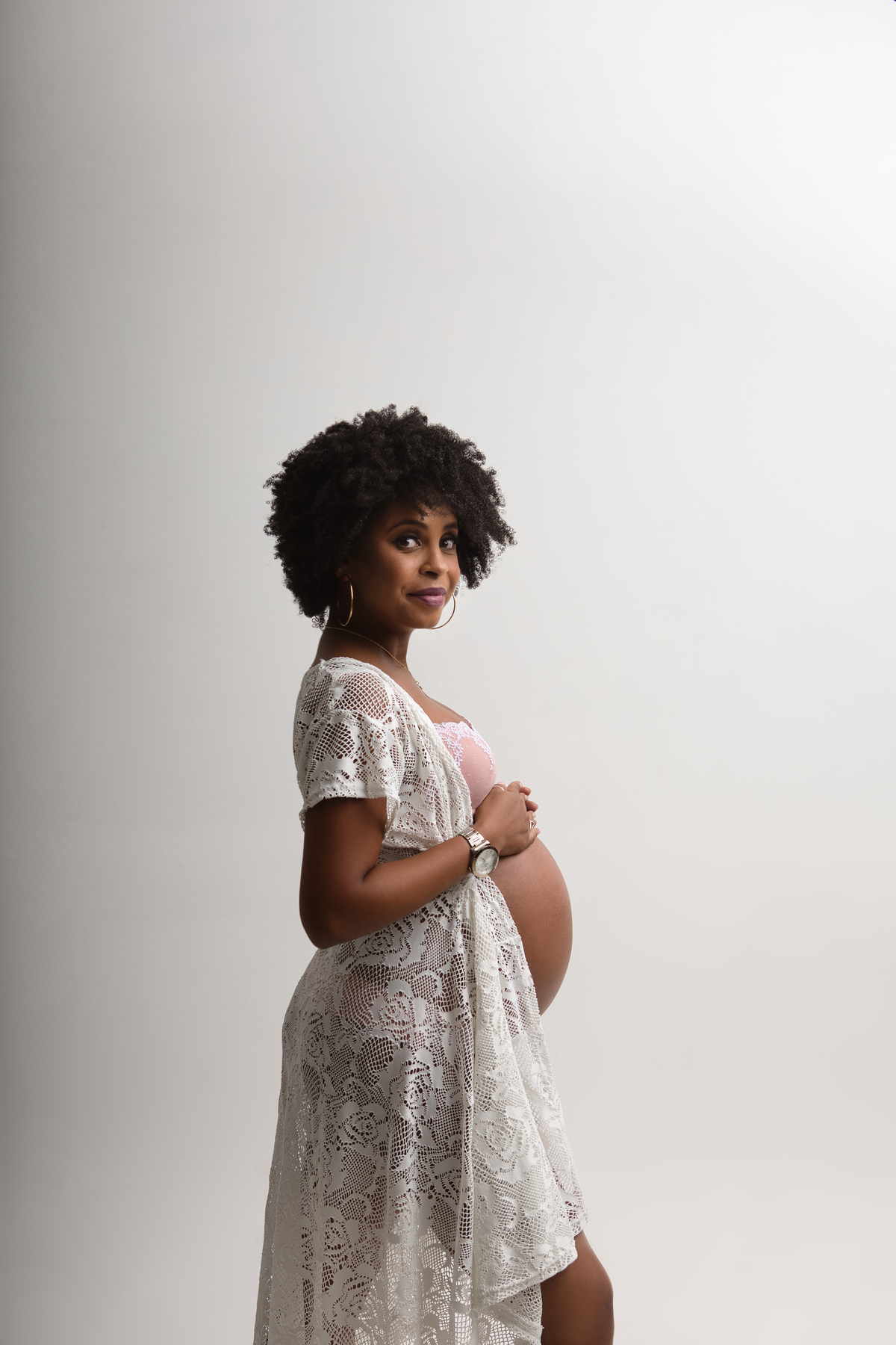 gestante boudoir de perfil tocando na barriga