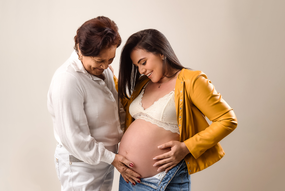 mamãe e vovó olhando a barriga