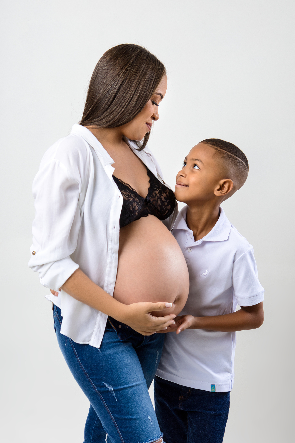 gestante com seu filho com as mãos na barriga