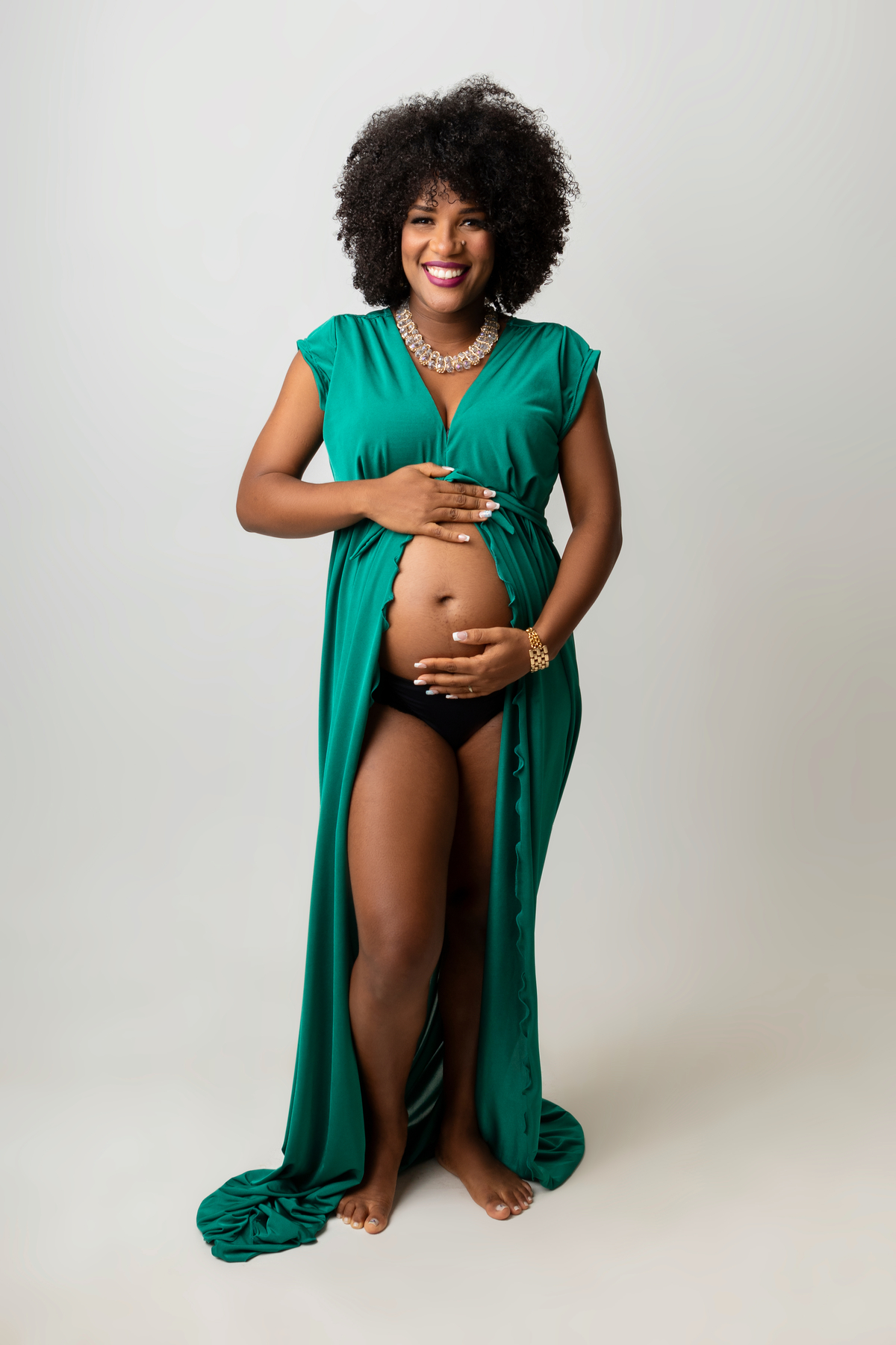 gestante de vestido abraçando a barriga