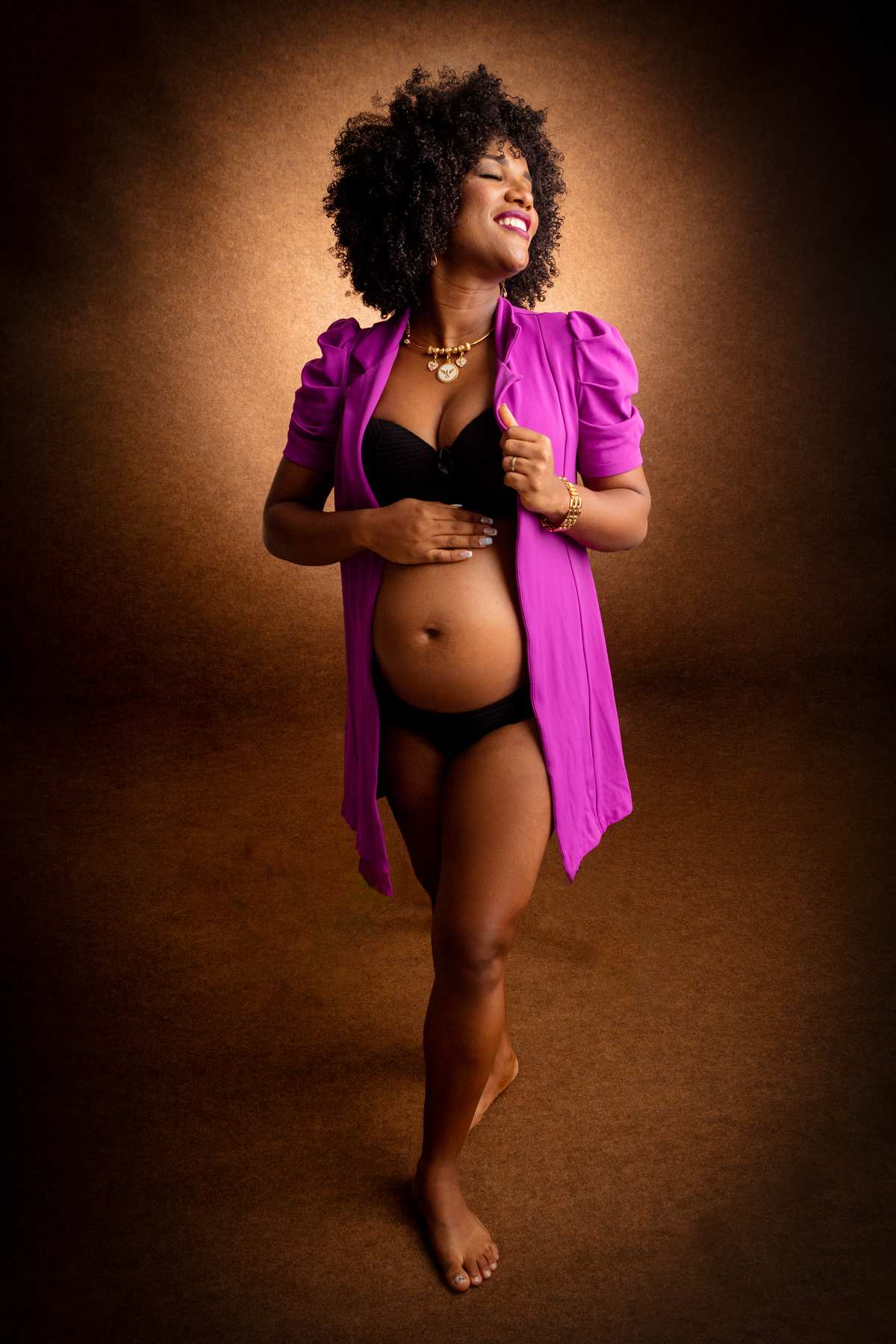 gestante boudoir segurando o blazer 