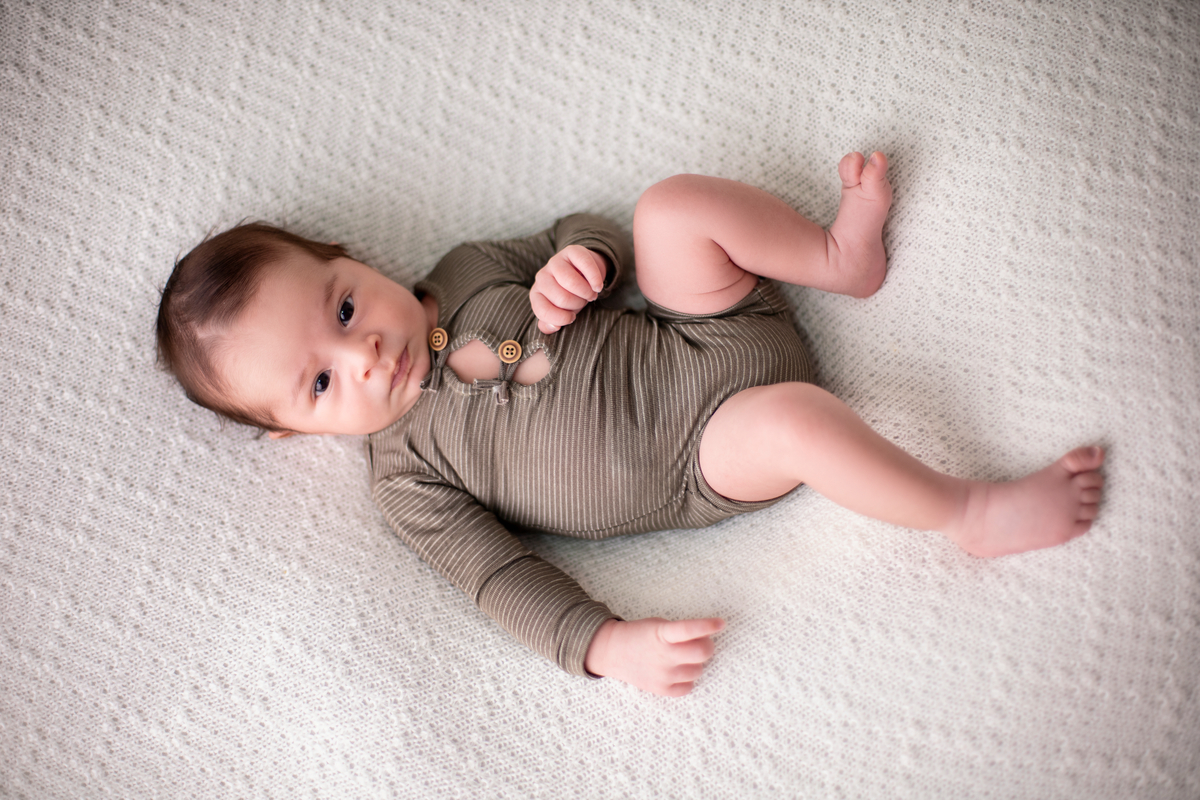 newborn deitado com macaquinho