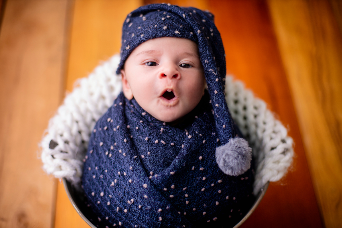 wrap newborn no balde com gorro azul