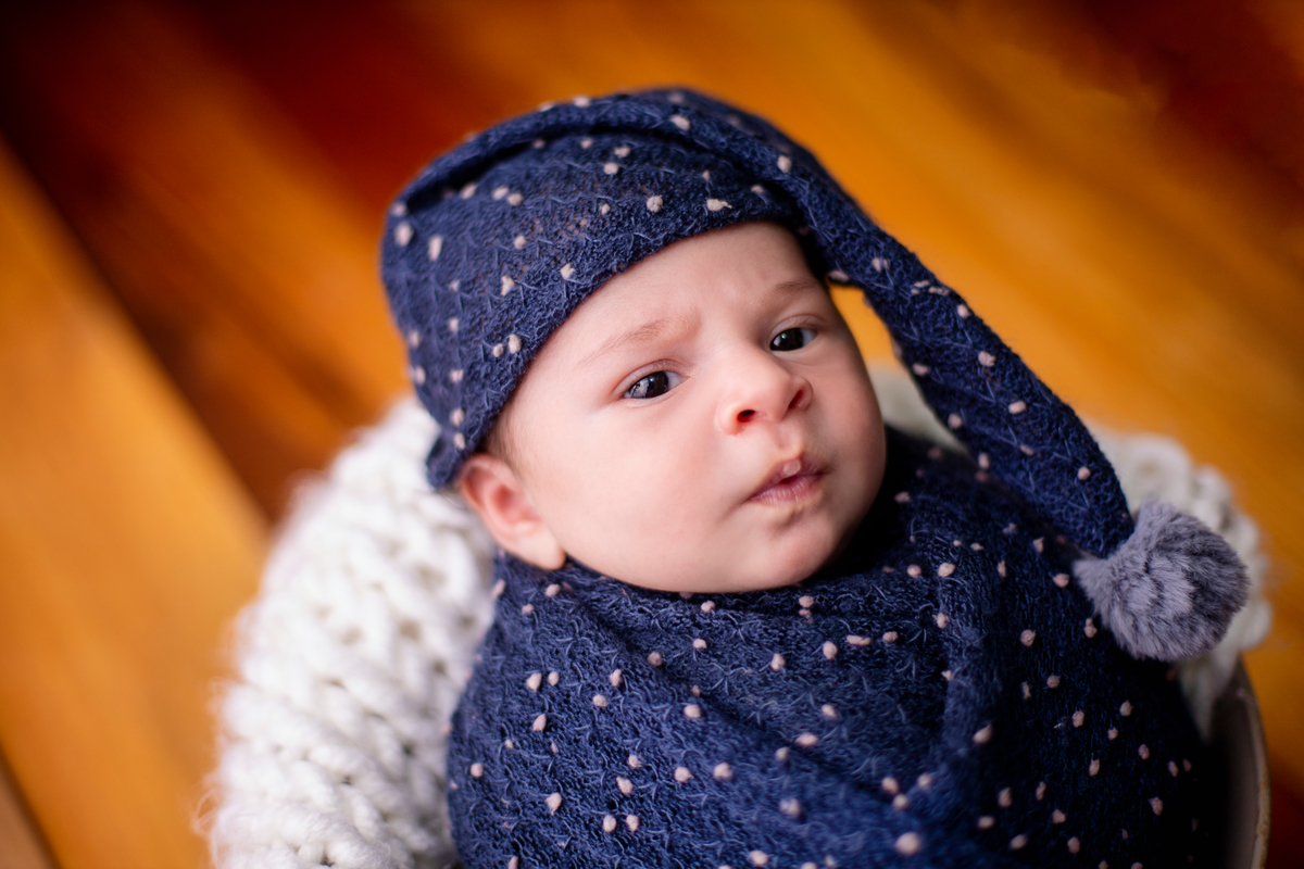 wrap newborn no balde com gorro azul