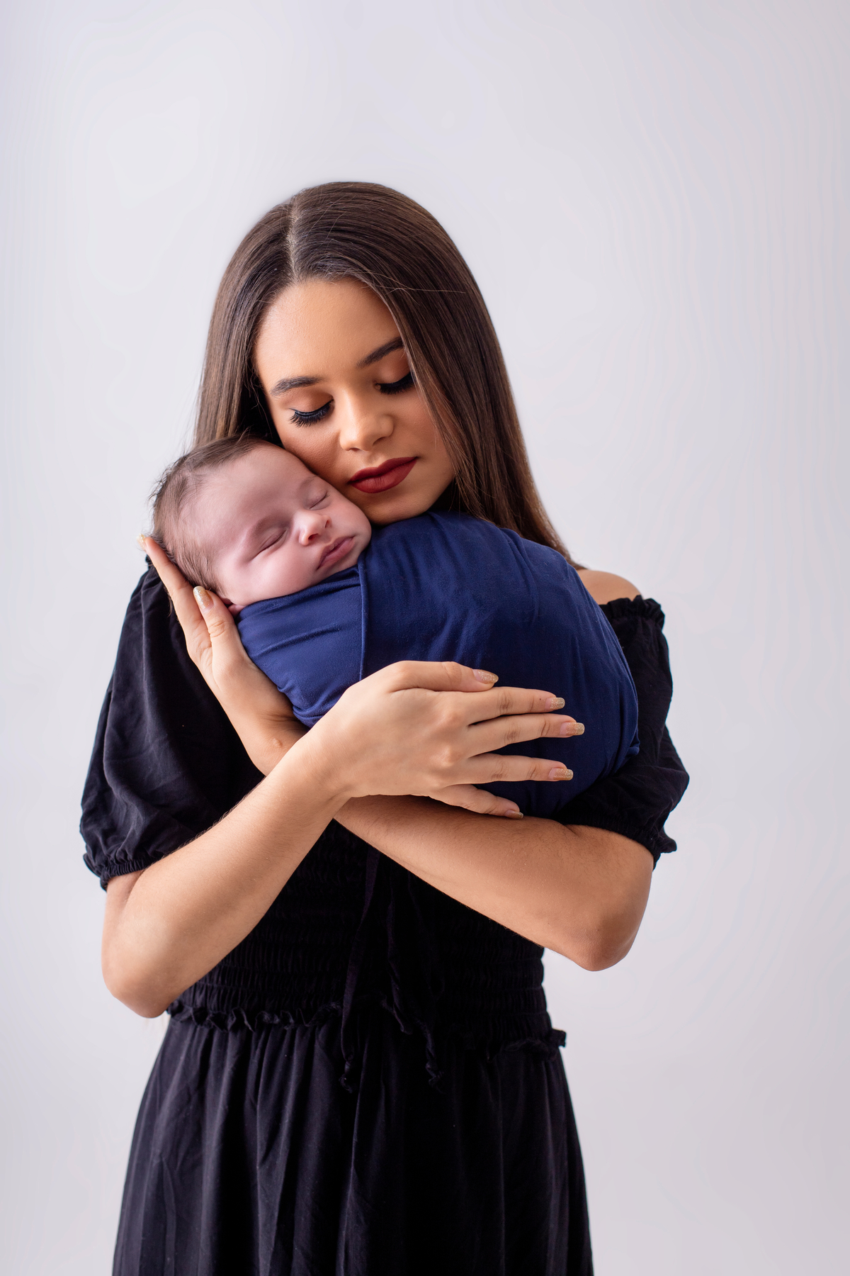 wrap newborn com mamãe abraçando