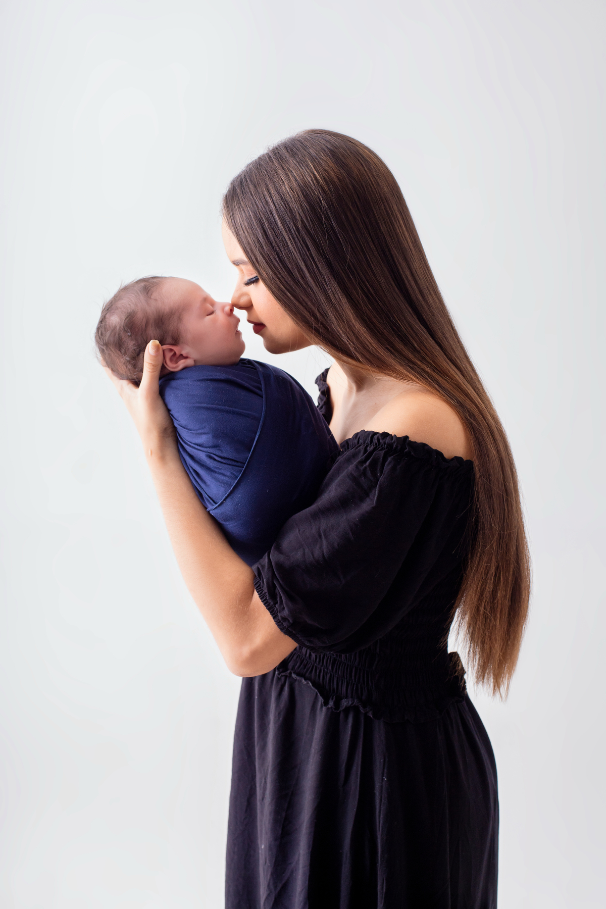wrap newborn com mamãe fazendo esquimó