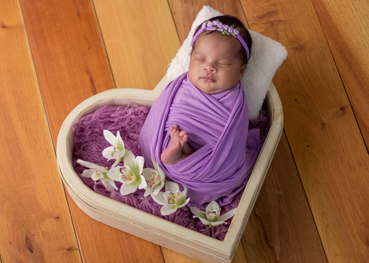 wrap newborn lilás e props em forma de coração com tiara e flores 