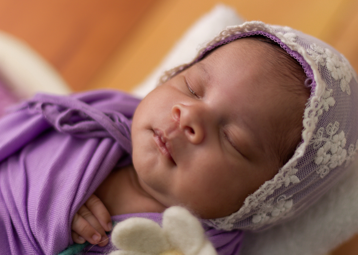 wrap newborn com lenço na cabeça