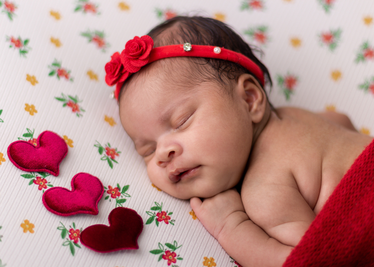 newborn de bruços com corações