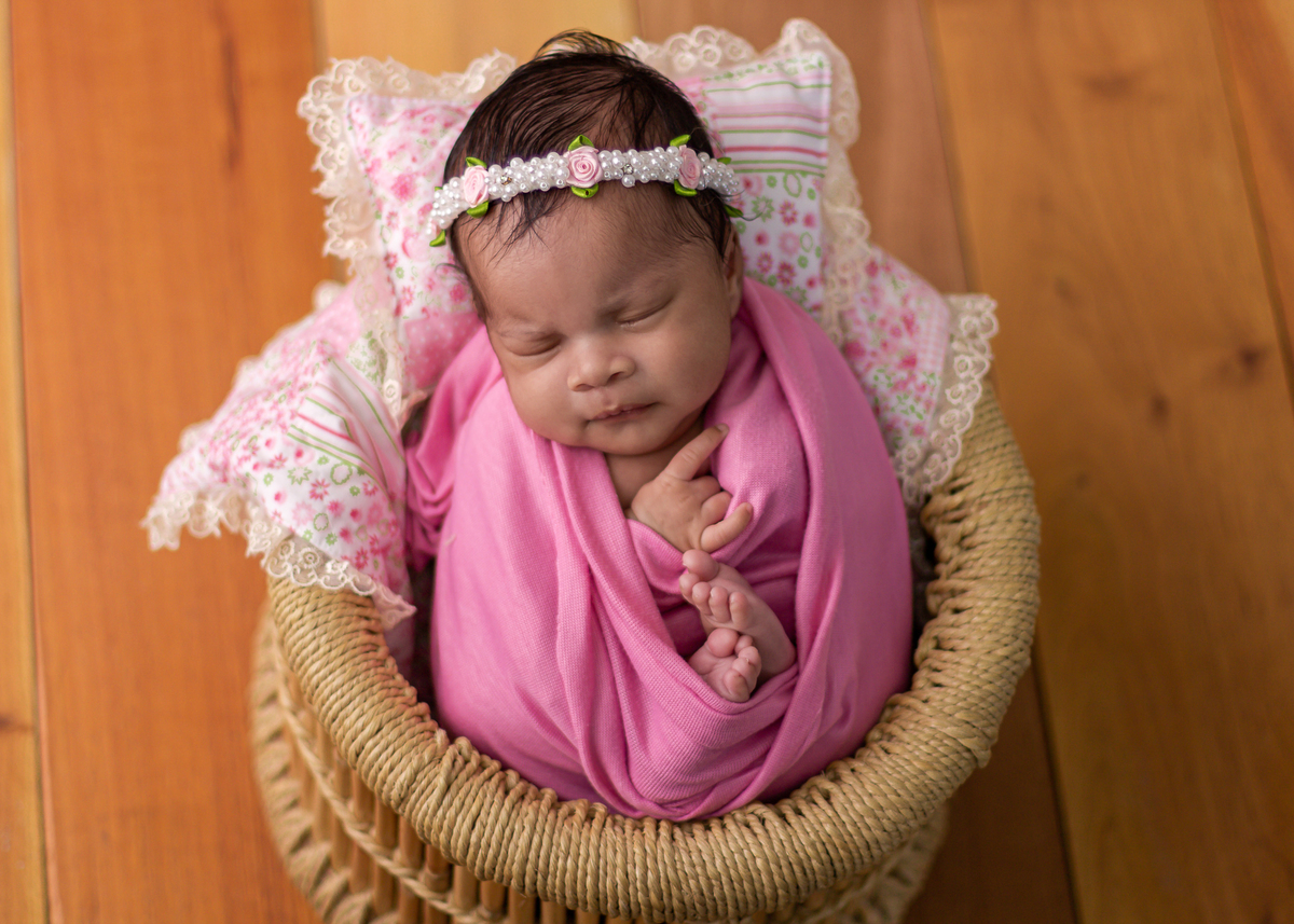 wrap newborn rosa e props com tiara e almofadas