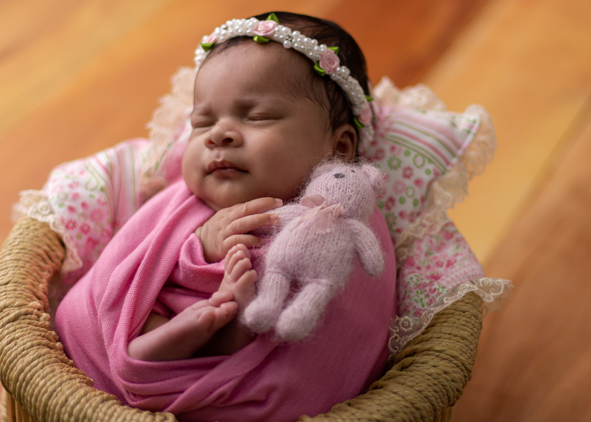 wrap newborn rosa e props com tiara, almofadas e urso de pelúcia