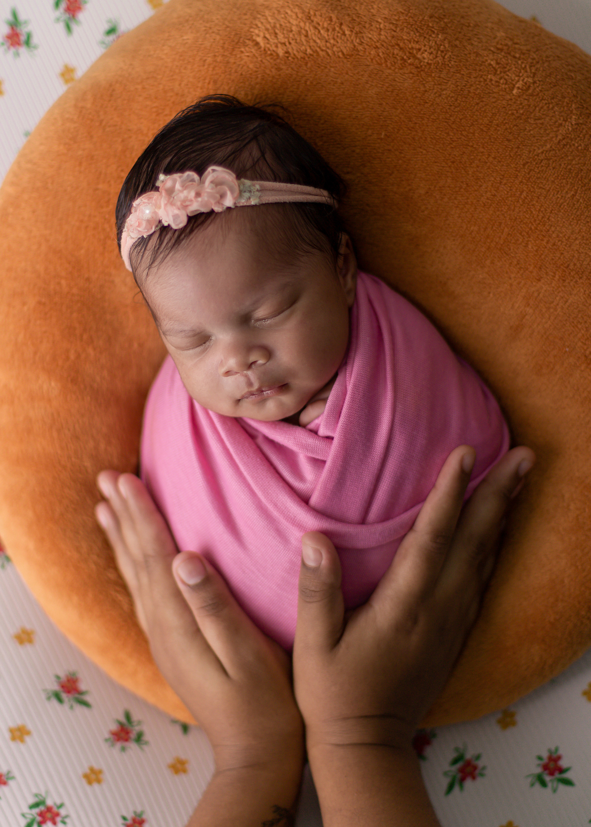 wrap newborn rosa com maõs da mamãe