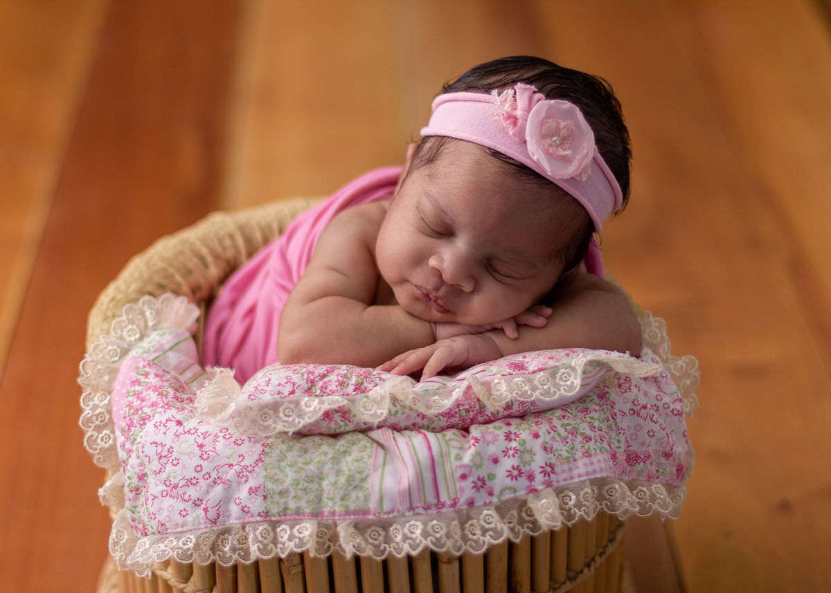 wrap newborn rosa e props com pose de bracinho e tiara