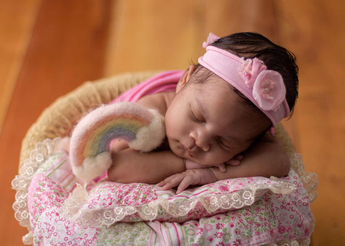 wrap newborn rosa e props com pose de bracinho, tiara e arco íris