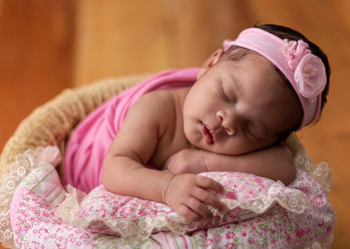 wrap newborn rosa e props com pose de bracinho e tiara