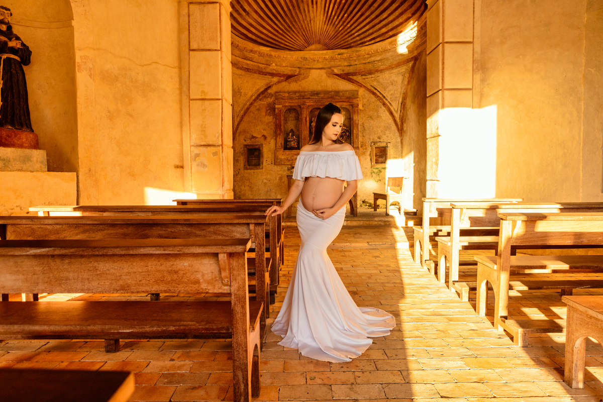 gestante na igreja com conjunto branco