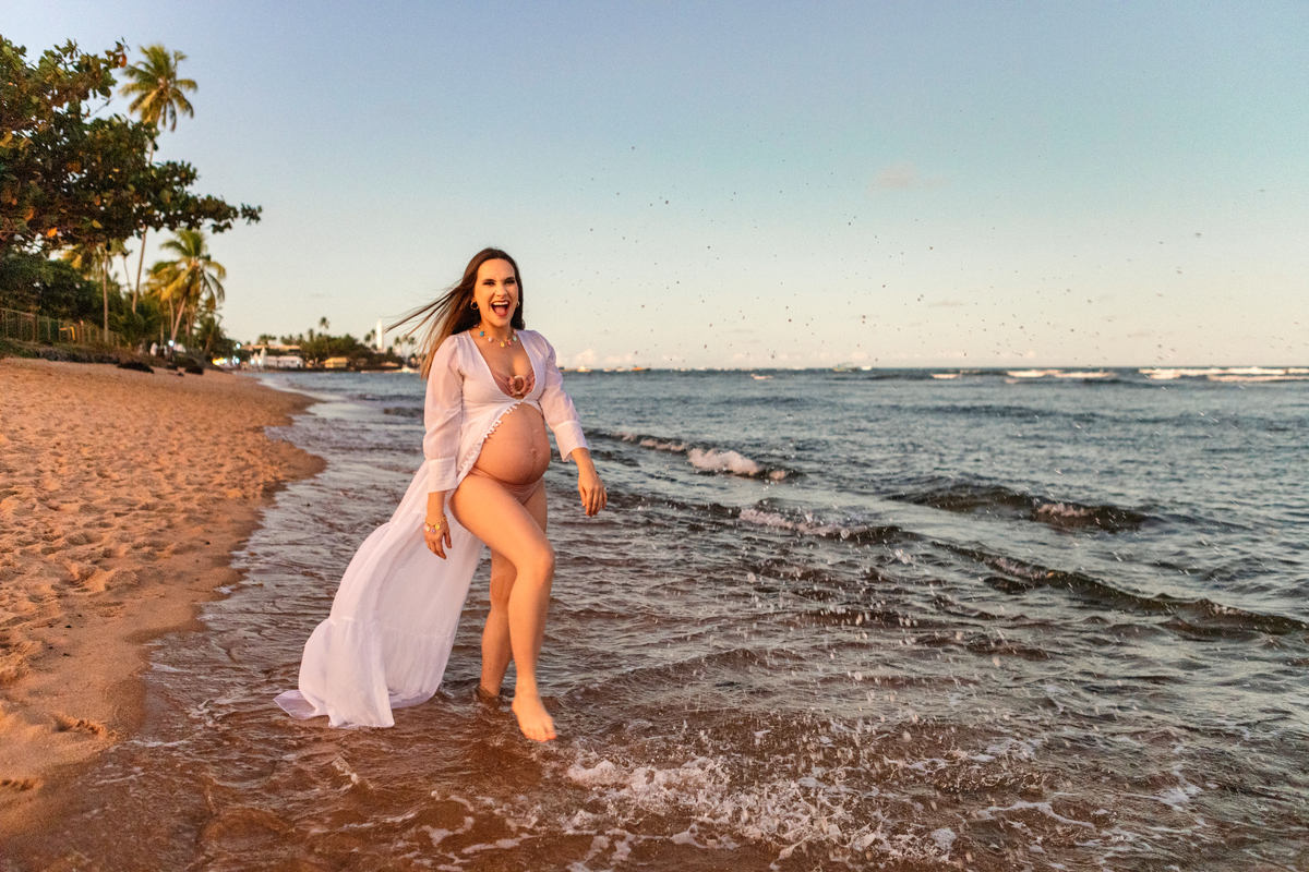 gestante caminhando na beira do mar