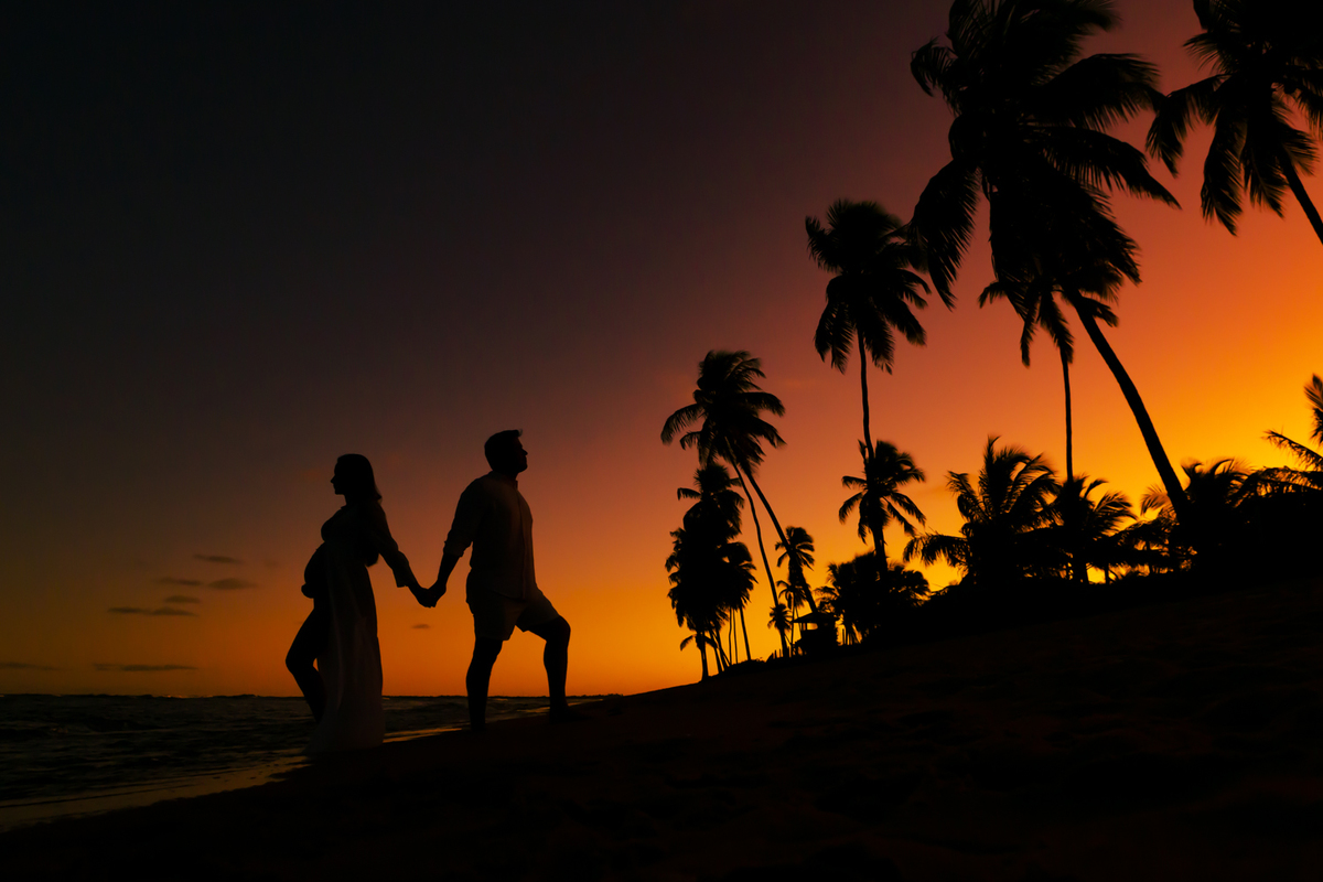 silhueta de mamãe e papai ao pôr do sol