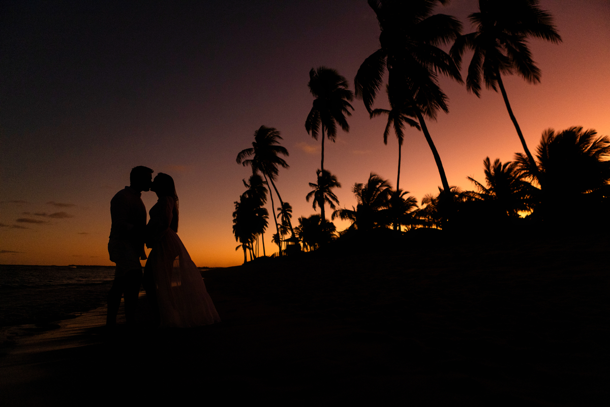 silhueta de mamãe e papai se beijando ao pôr do sol