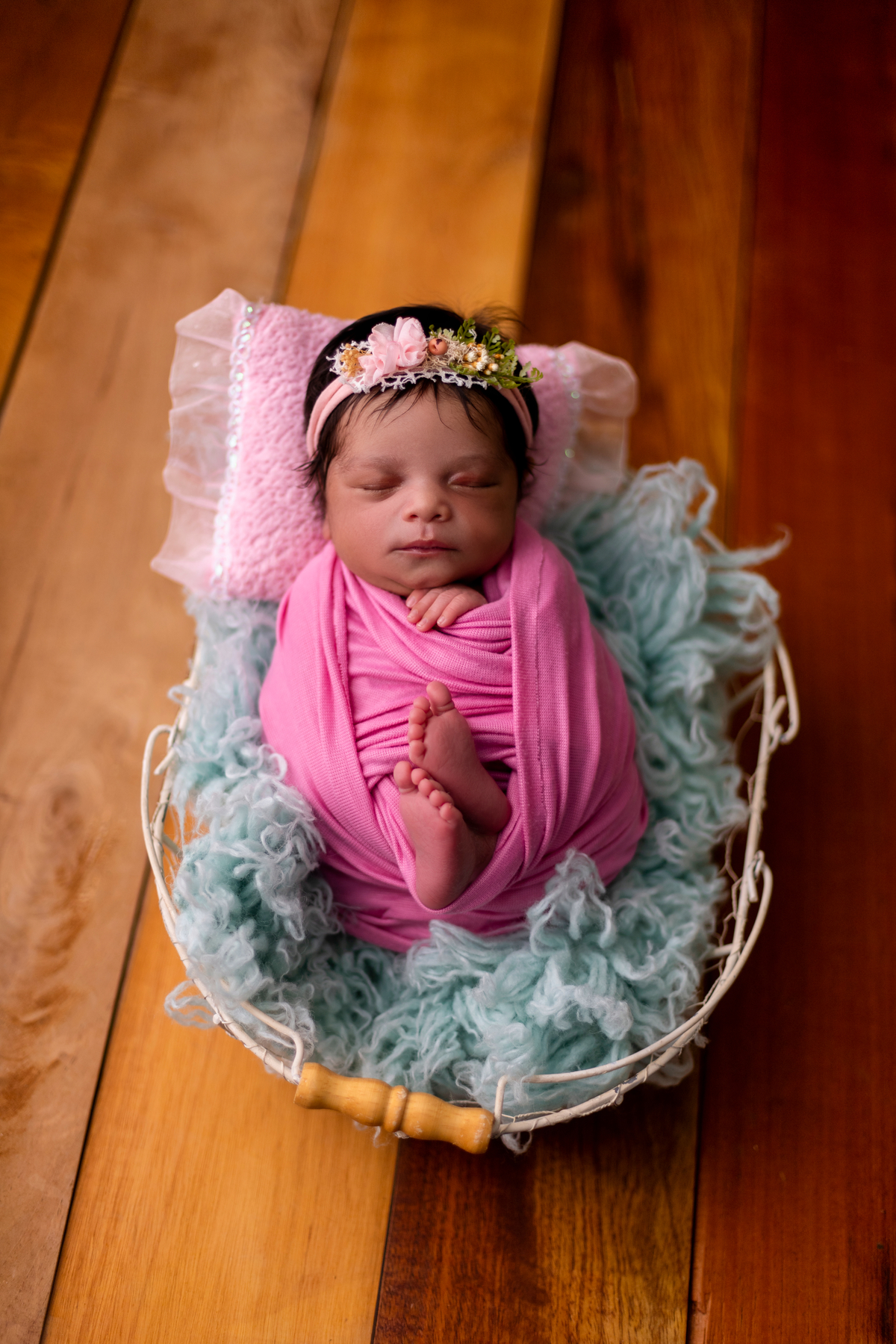 wrap newborn rosa e props cesta com tiara