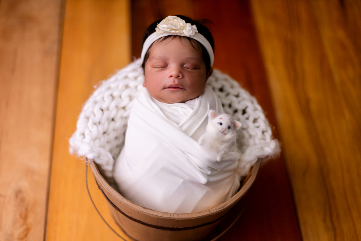 wrap newborn branco e props balde
com tiara e gatinho de pelúcia