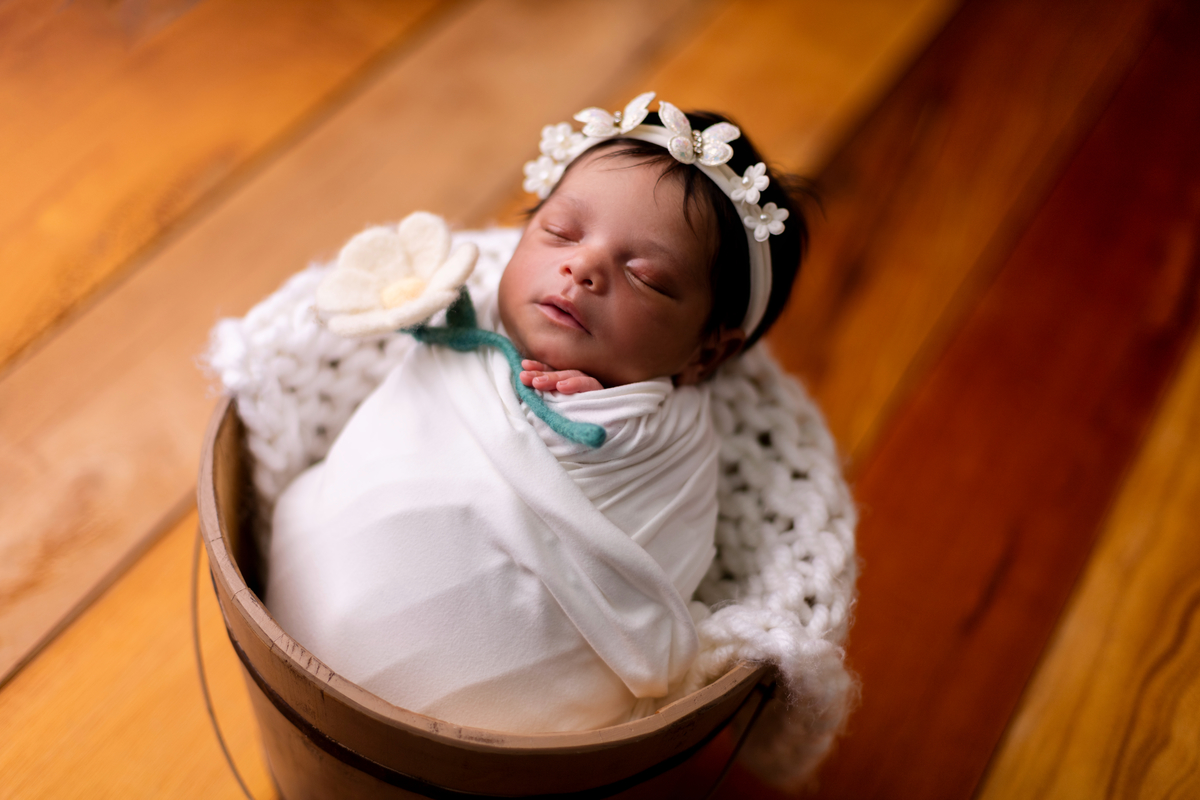 wrap newborn branco e props balde com tiara e flor 