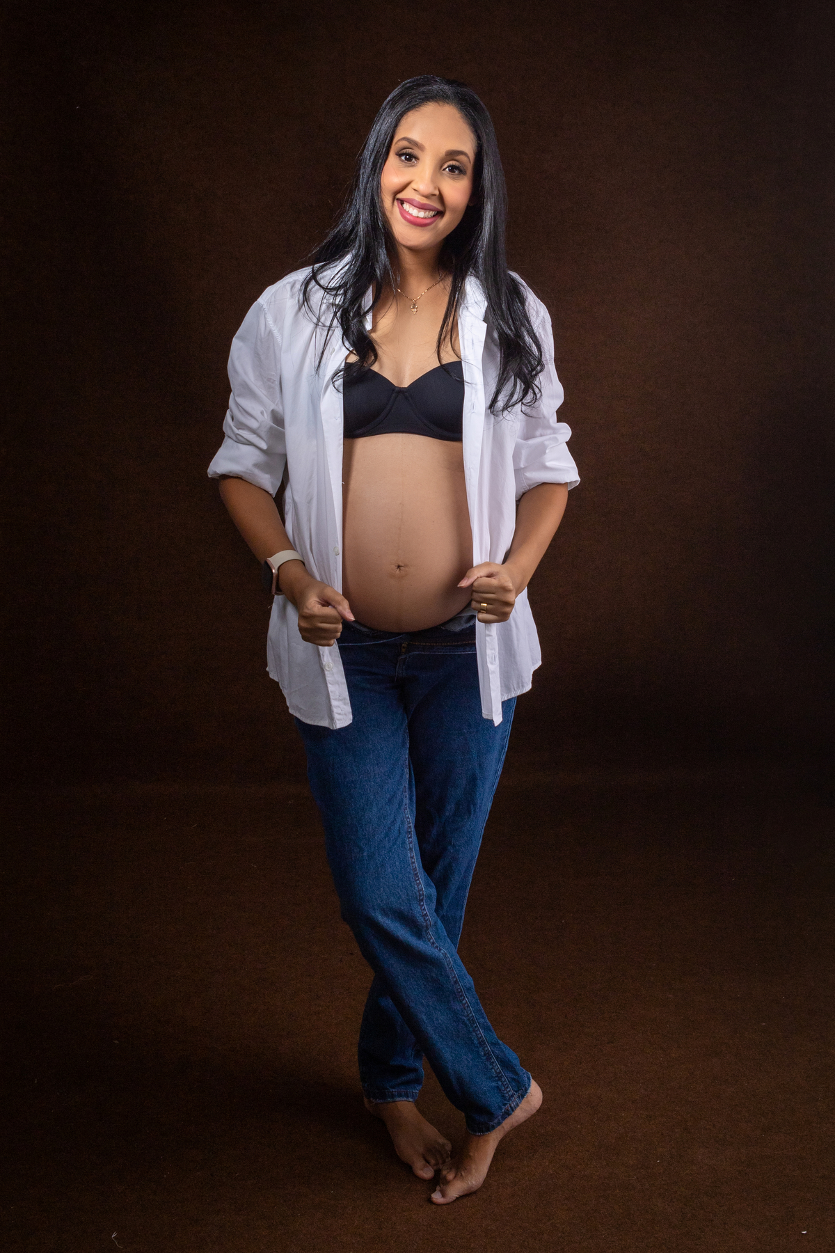 gestante segurando a camisa 