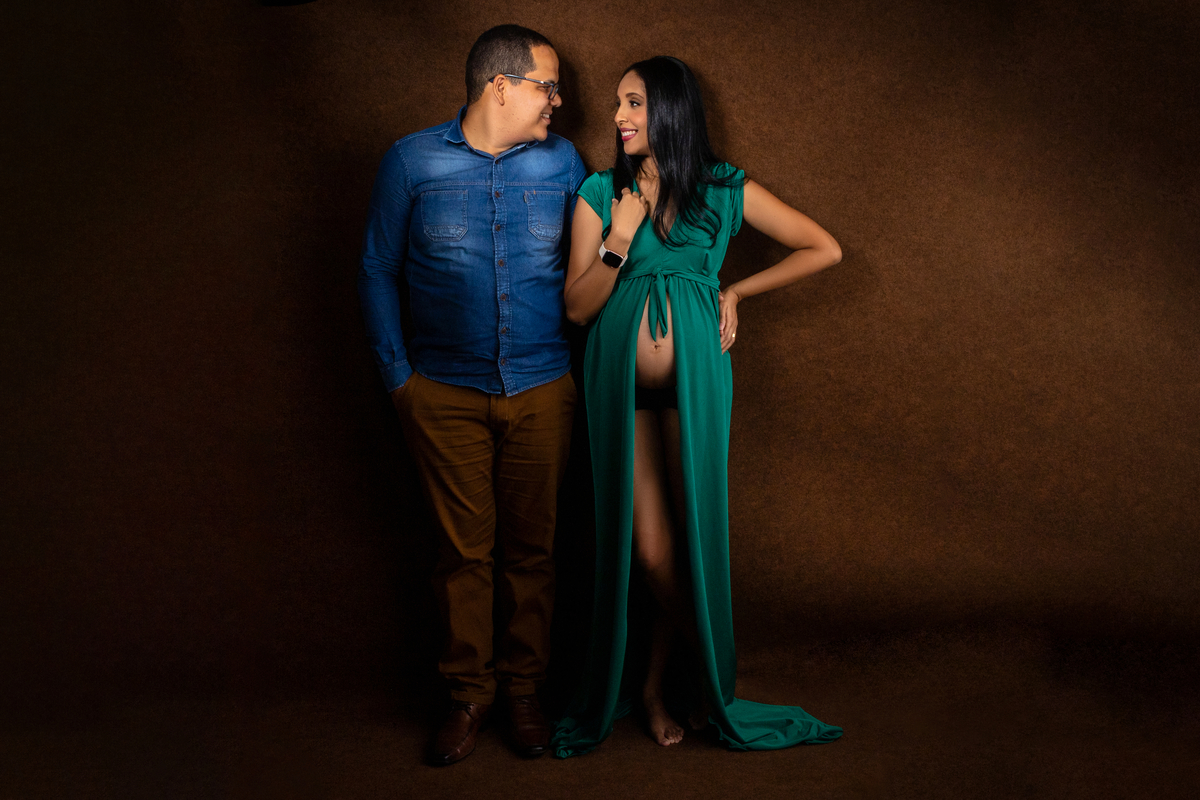 mamãe gestante e papai se olhando