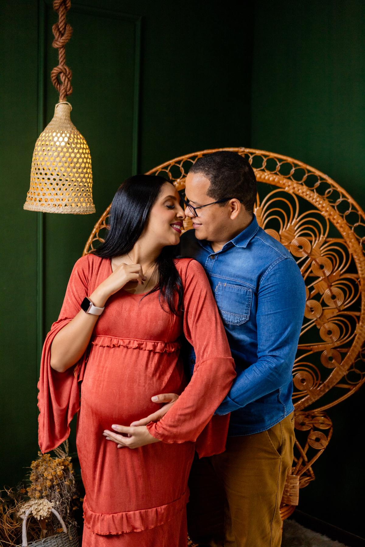 papai abraçando mamãe e fazendo beijo esquimó