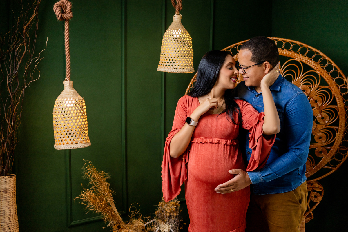 papai abraçando mamãe e fazendo beijo esquimó