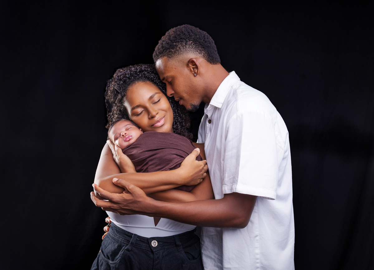 mamãe e papai abraçando seu bebê