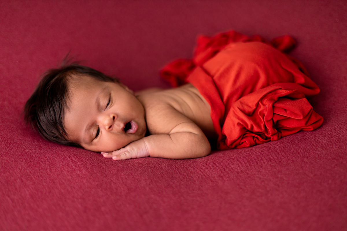 newborn de bruços com lençol