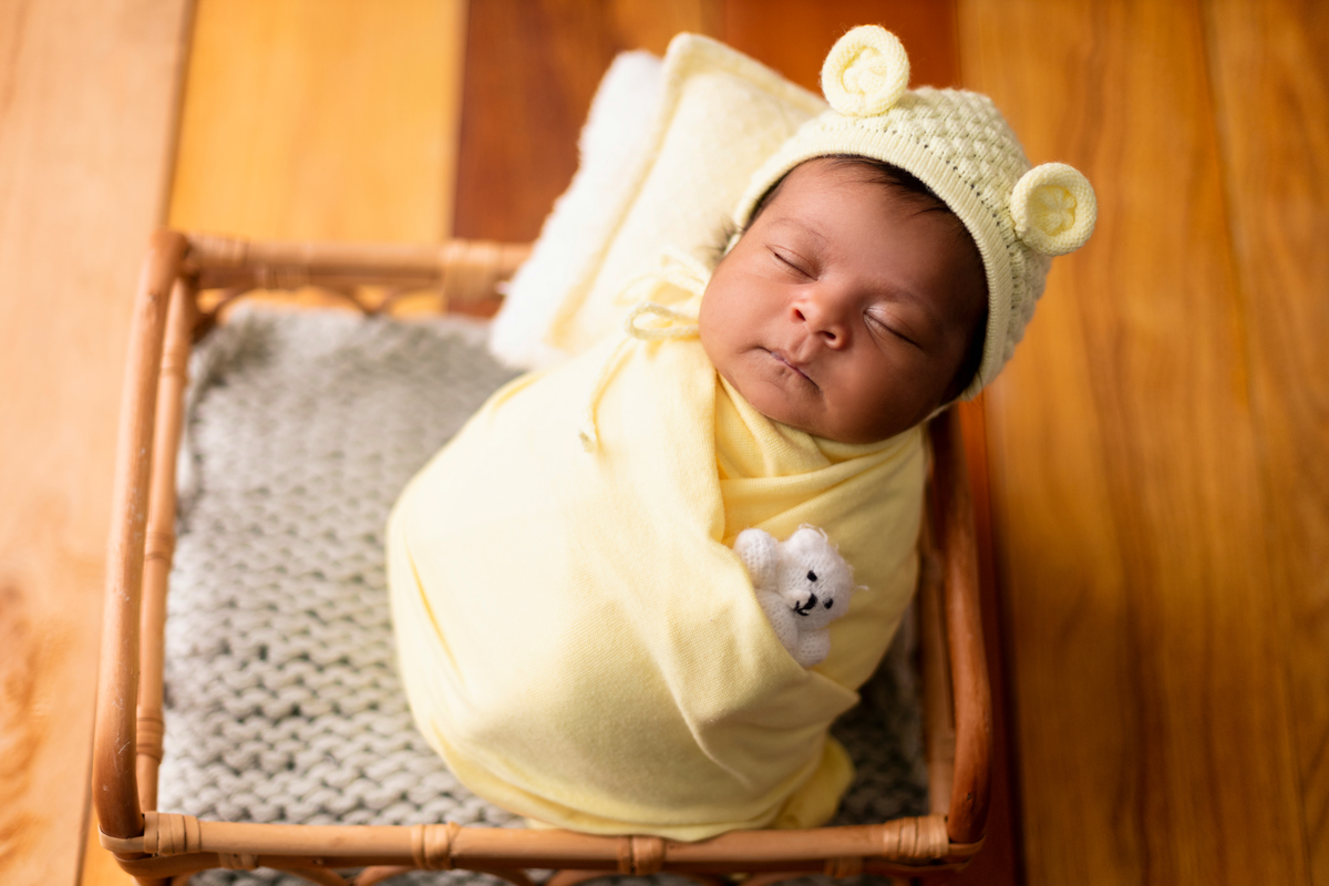 wrap newborn amarelo e props caixa com gorro