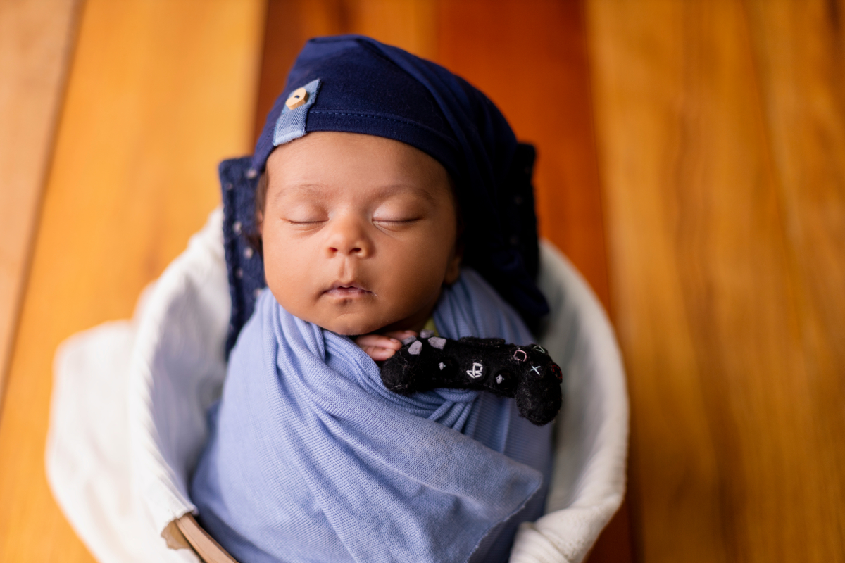 wrap newborn azul e props balde com gorro