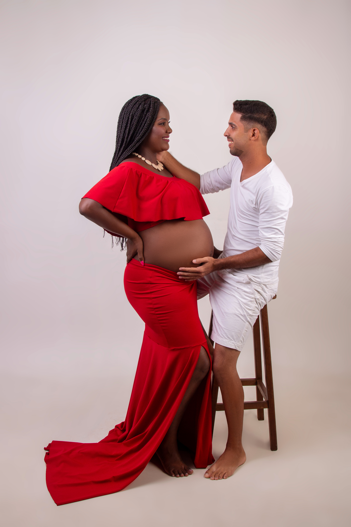gestante com conjunto vermelho com papai do bebê