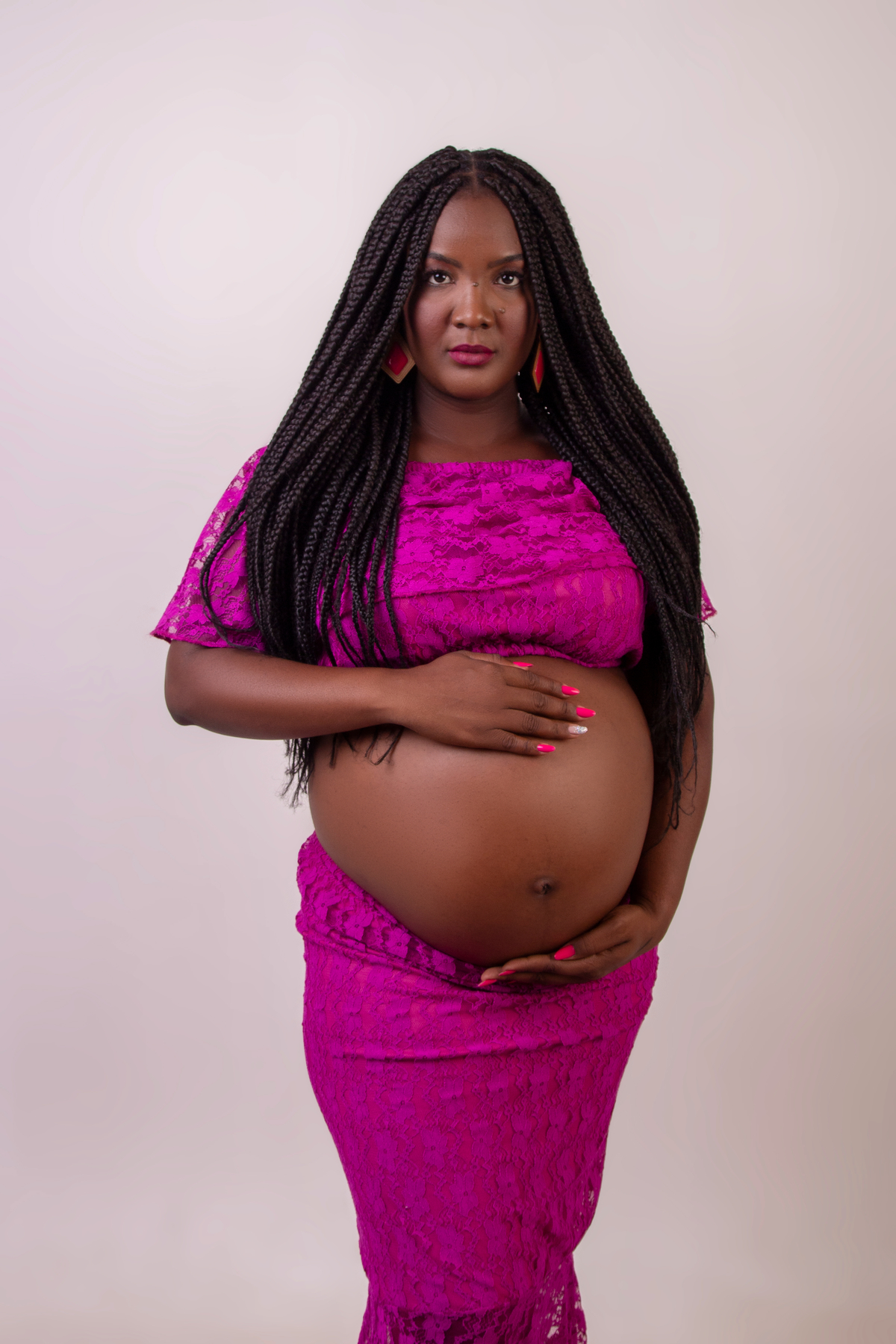 gestante com conjunto roxo abraçando a barriga