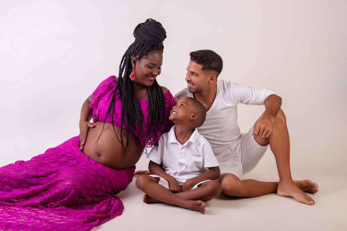 gestante com conjunto roxo com sua família