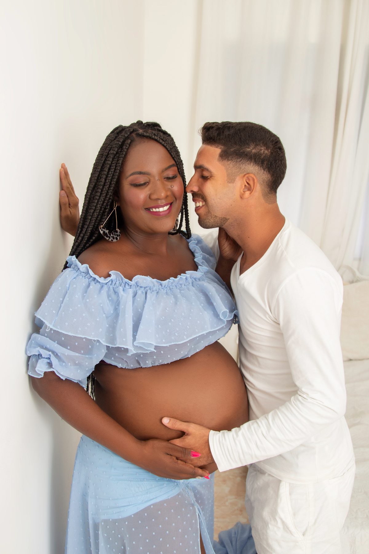 gestante com conjunto azul com papai do papai do bebê
