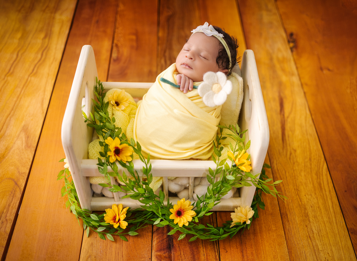 wrap newborn amarelo e props berço com tiara e flor