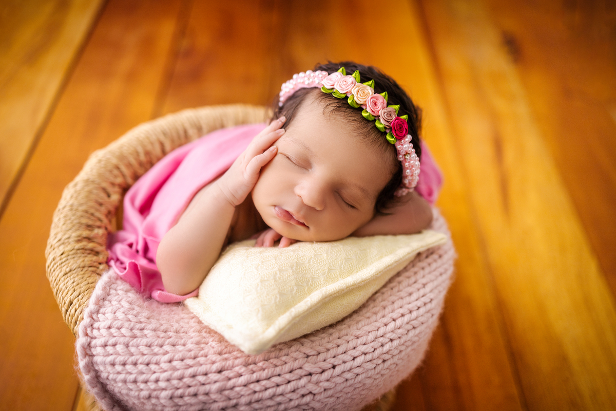 newborn coberto no balde com tiara