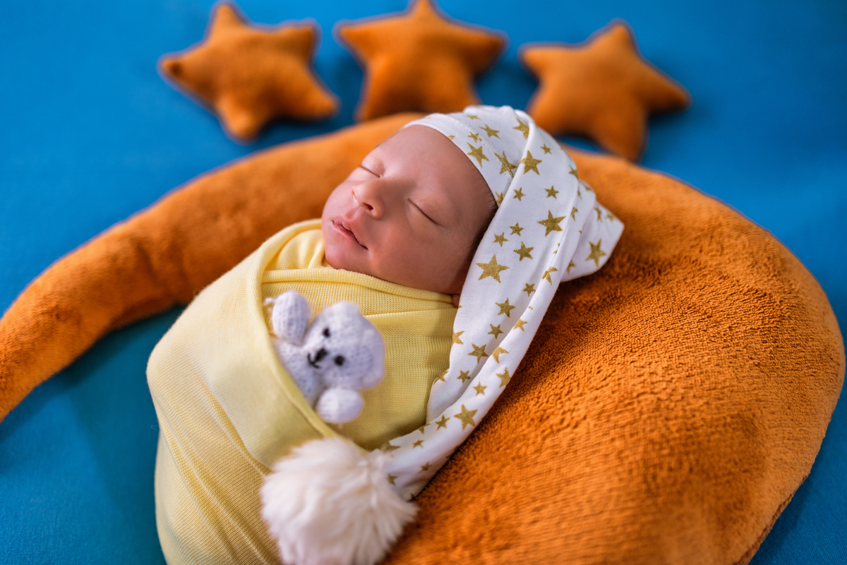 wrap newborn amarelo com gorro e ursinho de pelúcia 