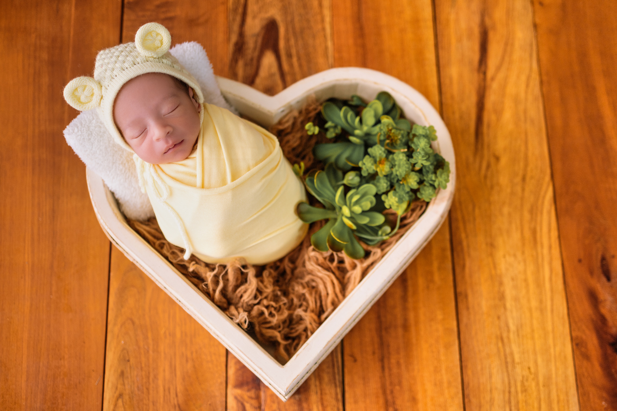 wrap newborn amarelo e props coração com gorro de ursinho