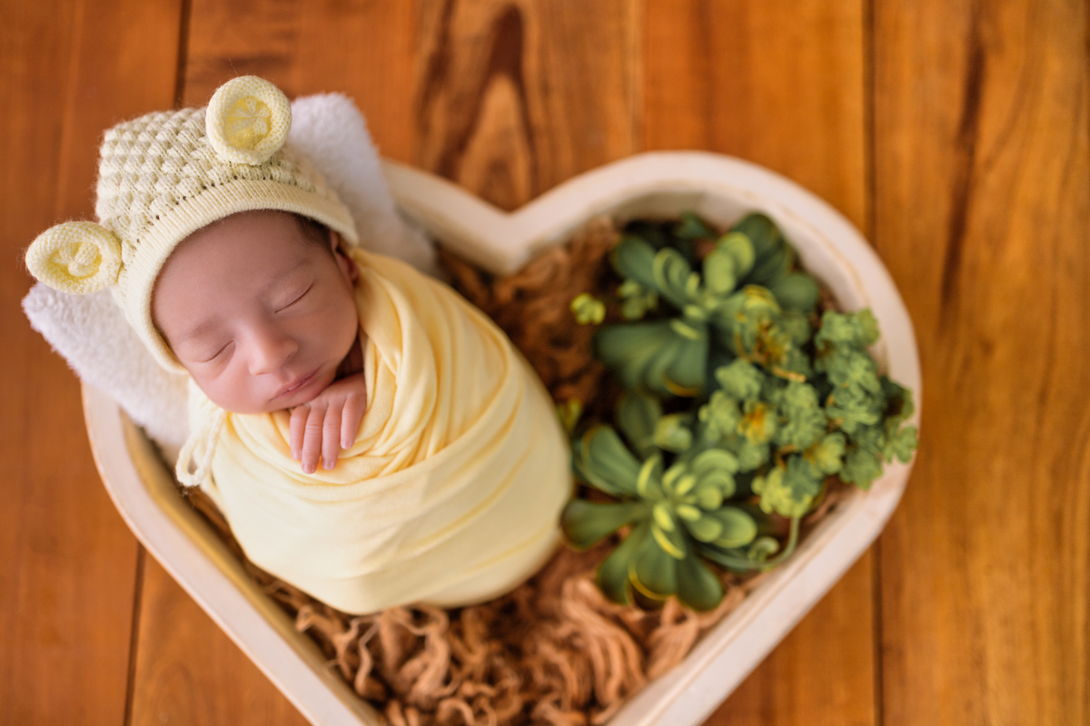 wrap newborn amarelo e props coração com gorro de ursinho