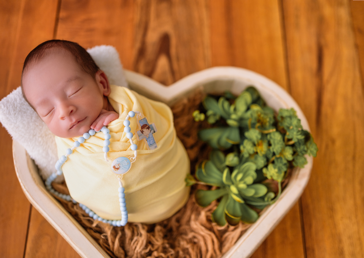 wrap newborn amarelo e props coração com terço