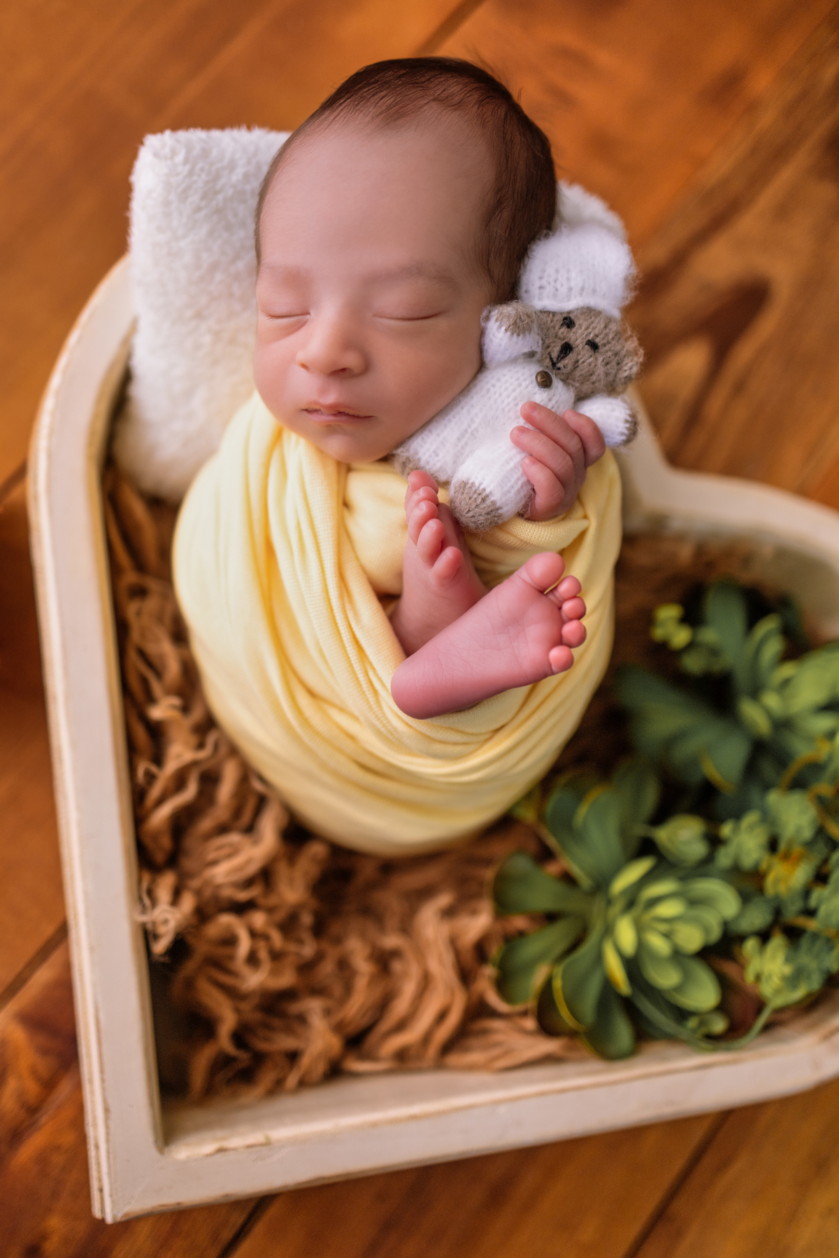 wrap newborn amarelo e props coração com ursinho de pelúcia 