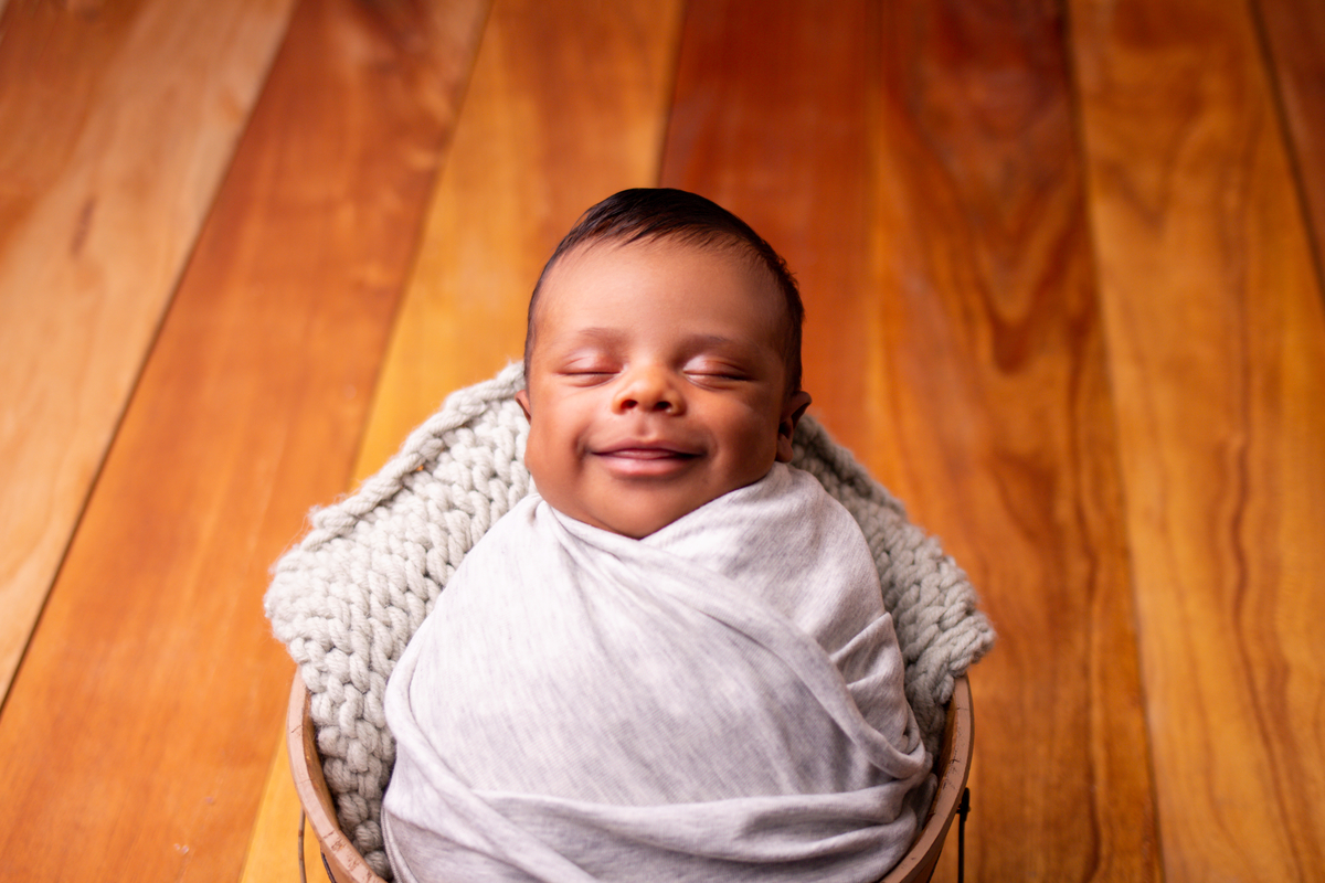 wrap newborn cinza e props balde